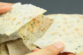 河南周口的特色烙焦馍，家家老人都会做，焦酥香脆，嚼一下满口香视频封面