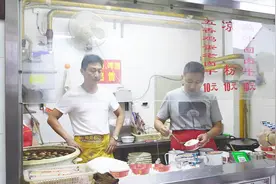 大叔为养家摆摊卖凉粉，纯手工制作10元/份，火爆40年成南京招牌