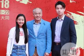 李宁罕见携儿女出席活动，19岁儿子高大帅气，这1点幸好不随他爹视频封面