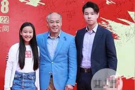 李宁罕见携儿女出席活动，19岁儿子高大帅气，这1点幸好不随他爹视频封面