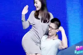 肌肉男神单手托起了身材火辣的美女，最后放弃爆灯女生和她牵手视频封面