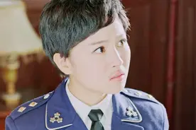 小伙为了增加阳刚之气，竟然贴假胡子