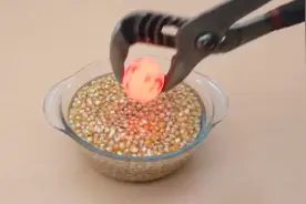 把1000℃度的铁球放入玉米当中会怎样？能蹦出爆米花么？能吃么？视频封面