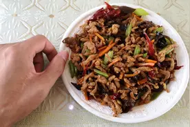 在火车的餐车上吃的午餐，点了个鱼香肉丝！视频封面