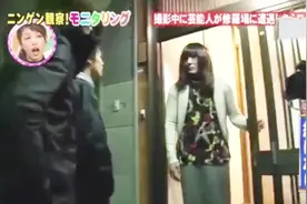 日本小哥15年未见父亲，造访居所后发现，亲爸已成女装大佬视频封面