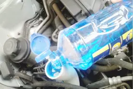 玻璃水究竟加多少合适？别不当回事，加错了原来这么毁车视频封面