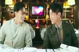 两碴男约会双胞胎姐妹，想到喝多了酒可以会搞错了人，邪恶的笑了视频封面