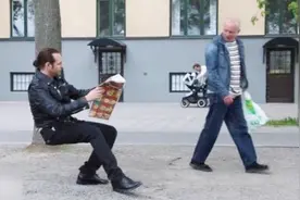 国外牛人发明“隐形椅”，直接穿在身上悬空而坐，就像变魔术一样