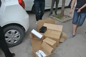 郑州一团伙30余人携作弊器入场考试，被当场带走！图片