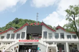 陕西镇安县城西南之塔云山，古朴、奇巧的殿堂楼阁