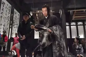 《影》幕后花絮：郑恺片场空手写书法！挥毫泼墨 霸气十足！