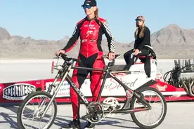 碳纤维，双牙盘，这辆车最高时速296km，打破原先268km世界纪录视频封面
