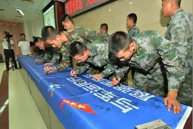 在陆军特种作战学院，外军留学生用中文说：武汉军运会，明年见！图片