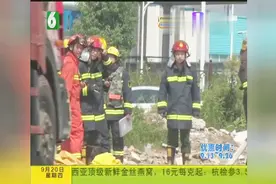 危化车泄漏，硝酸流了一地，地上冒黄泡气味难闻视频封面