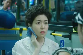 70岁老太坐公交，旁边小伙过来搭讪，照镜子才发现自己变成了18岁视频封面