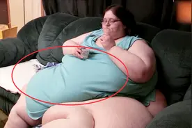 美国女子体重高达1000斤，成为世界上最重的人，丈夫仍然不离不弃视频封面