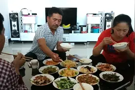 大侄子给二叔送中秋礼物，二叔亲自下厨，凉菜荤菜做了一大桌！