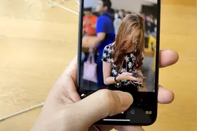 苹果iPhone XS人像景深测试：媲美F1.4大光圈镜头 背景虚化自然视频封面