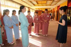 别样授课？日本女大学生在爱知县温泉酒店担任临时老板娘图片