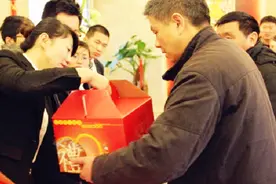 单位中秋发月饼，这些行为原来是违规的？看看单位还敢乱发福利吗视频封面