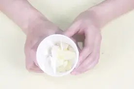 小虫子到处飞很烦人，只需在杯子里放点东西，小飞虫轻松消灭干净