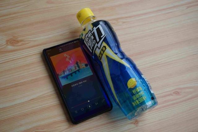 魔力运动饮料实际上嘴体验：夏日打球必备，轻松让你状态满满