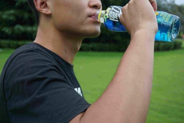 魔力运动饮料实际上嘴体验：夏日打球必备，轻松让你状态满满