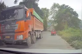 新手窄路会车，切勿太靠右打方向，忘记这个动作非常危险视频封面