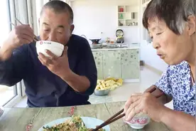 农民王小：这种叶子能做美食？农村老妈园子摘一大盆、老爸猜中了视频封面