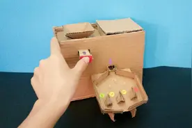 废纸箱创意DIY：手工达人自制弹珠游戏机，给小朋友能玩好几天