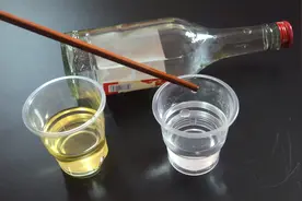 白酒里滴一滴食用油，让你一眼看出勾兑白酒，看完您会感谢我的视频封面