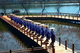 弥勒国庆红河水乡7天水舞秀！网红摇摇桥、摔碗酒……好吃好玩来了图片