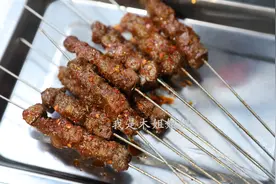 大块骰子牛肉二块钱一串，三分钟烤好，就数它最好吃