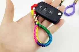 用金刚结编出如此好看的汽车钥匙扣，你不来学学编一个吗？视频封面