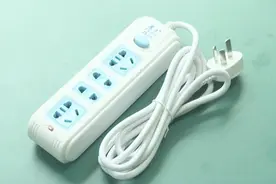 廉价、老旧插线板隐患重重 使用不当易发生火灾视频封面