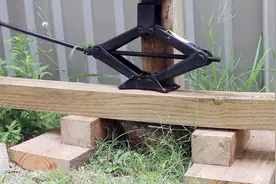 埋在地下的树根拔不出怎么办？利用汽车千斤顶，便能轻松搞定视频封面