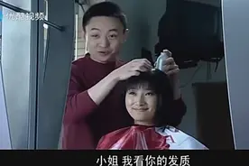 美发店洗头，美女的头发一撮一撮掉，美发师都愣了，美女吓哭了视频封面