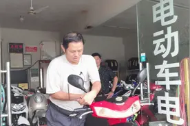 骑电动车遇到下雨天怎么办？今天给大家看一个防雨神器，简单实用