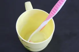 刷牙杯底部总爱生水垢？其实用两个小夹子就可以解决，水垢去无踪