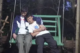 探望隐居深山的野乡猫，两人一起吃大闸蟹，幸福的在摇椅上依偎着视频封面