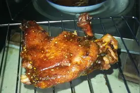 小伙用微波炉做烤鸭说出来都不信，关键烤出来超级香做法简单方便视频封面