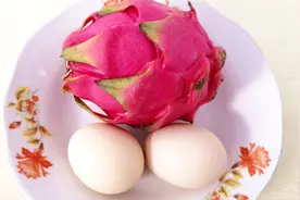 1个火龙果，2个鸡蛋，教你用水果做早餐，营养美味，好看又好吃