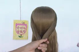 喜欢留长头发女人有福了，这款造型漂亮又减龄，一分钟就能上手视频封面
