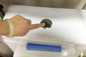 马桶上有两个冲水按钮，一大一小，你按对了吗？多数人都按错了