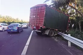 海文高速昨发生2起连环追尾 海口交警帮忙推车紧急处理疏导交通图片