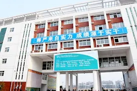 这所小县城高中，每年能考30个清华北大，全靠3个秘诀！视频封面