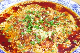 四川人教你正宗水煮肉片，想要肉片滑嫩爽口，有两个要点要注意