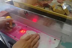 利用夹娃娃机变相从事赌博活动？便衣警察实地调查 揭开真相视频封面