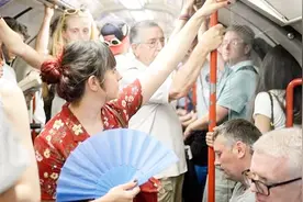 英国地铁没有空调，意外带火了中国纸扇，让人哭笑不得！视频封面