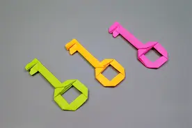 小朋友都喜欢玩的折纸钥匙，步骤简单好学，家长和孩子一起做手工